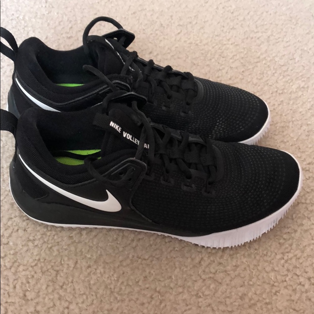 Nike Women's Black and White Athletic Shoes